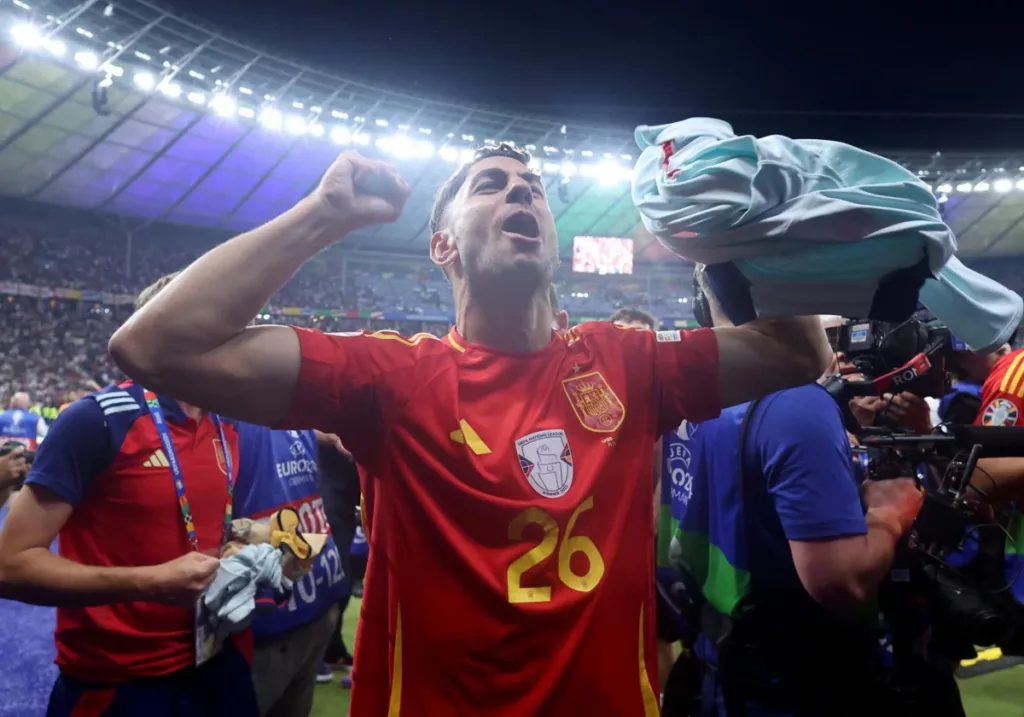 Ayoze Pérez celebrando la Eurocopa 2024 con una bandera de Canarias en la mano.