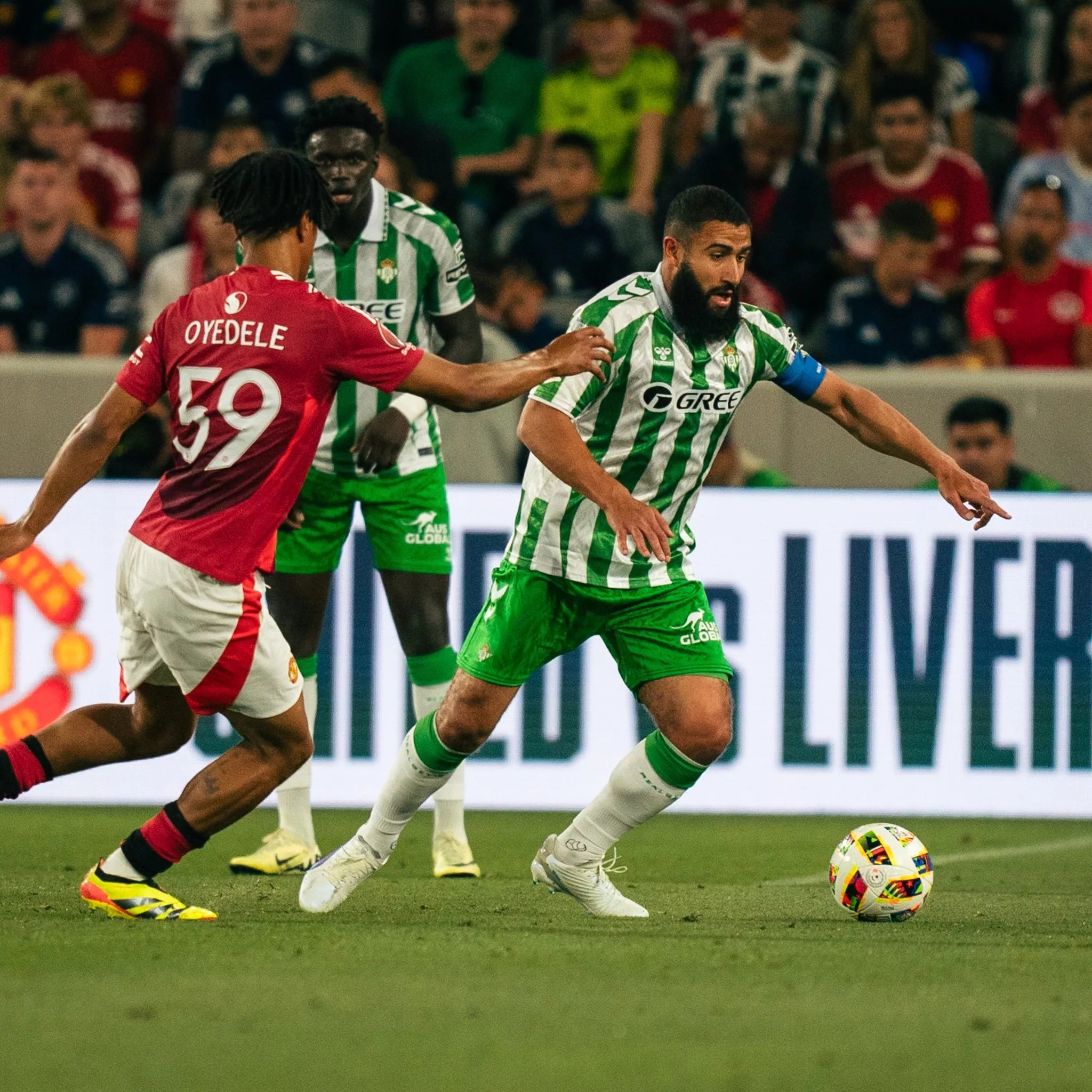 Nabil Fekir (Real Betis) controlando un balón.