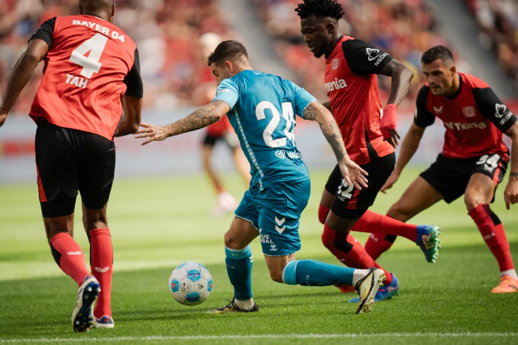 Aitor Ruibal rodeado de defensores en su segunda prueba como delantero en el último test de pretemporada.