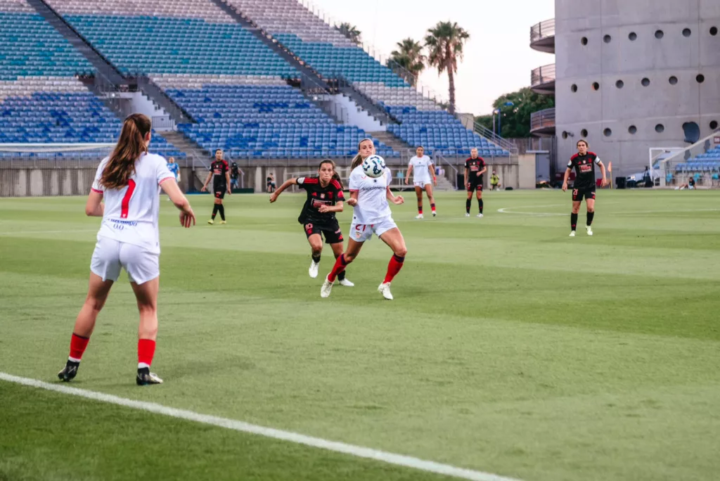 Gemma controlando un balón durante el encuentro del Sevilla.